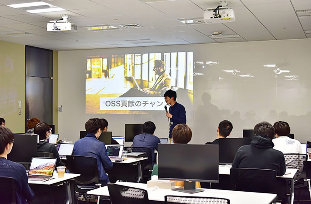 現場で活躍する社員が講師となって、約1か月の入社後研修を行います。