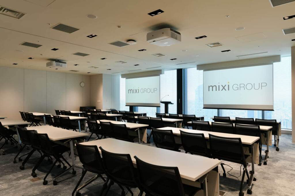 社内会議でも、パートナー企業との会議でも使うことができる部屋で、大型のモニターが2台設置されています。